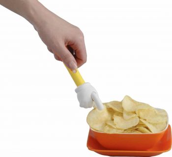 Main attrape-chips insolite