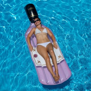 Bouée bouteille de rosé insolite pour l'été